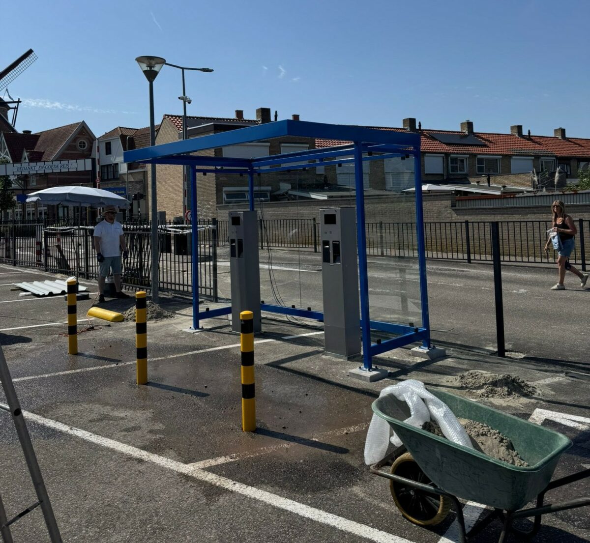 Bescherming in tweevoud 2 Drie geel-zwarte anti-rampalen geplaatst voor ticketautomaten in Sluis